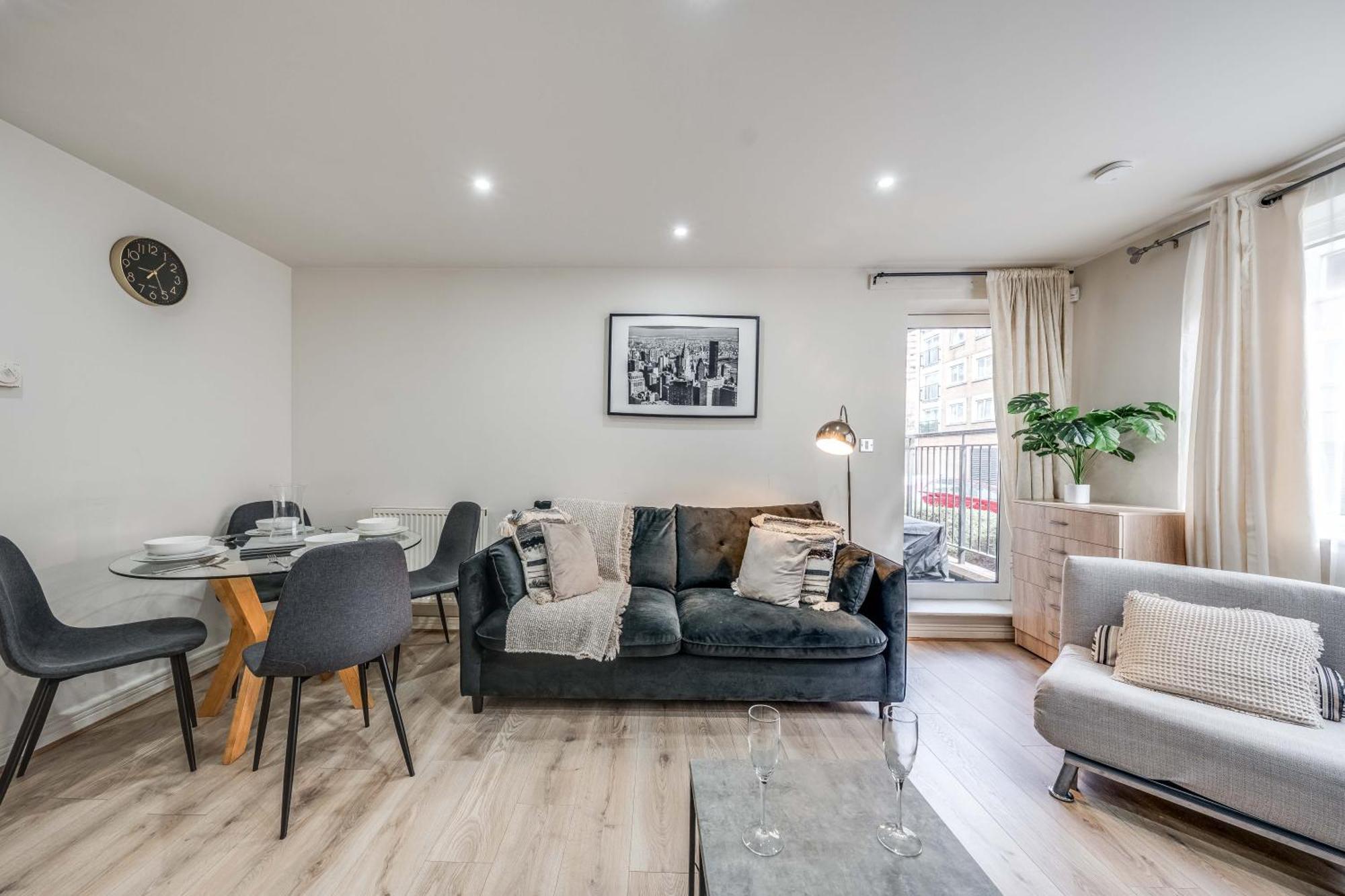 Canary Wharf O2 Excel Flat With Parking & Balcony *