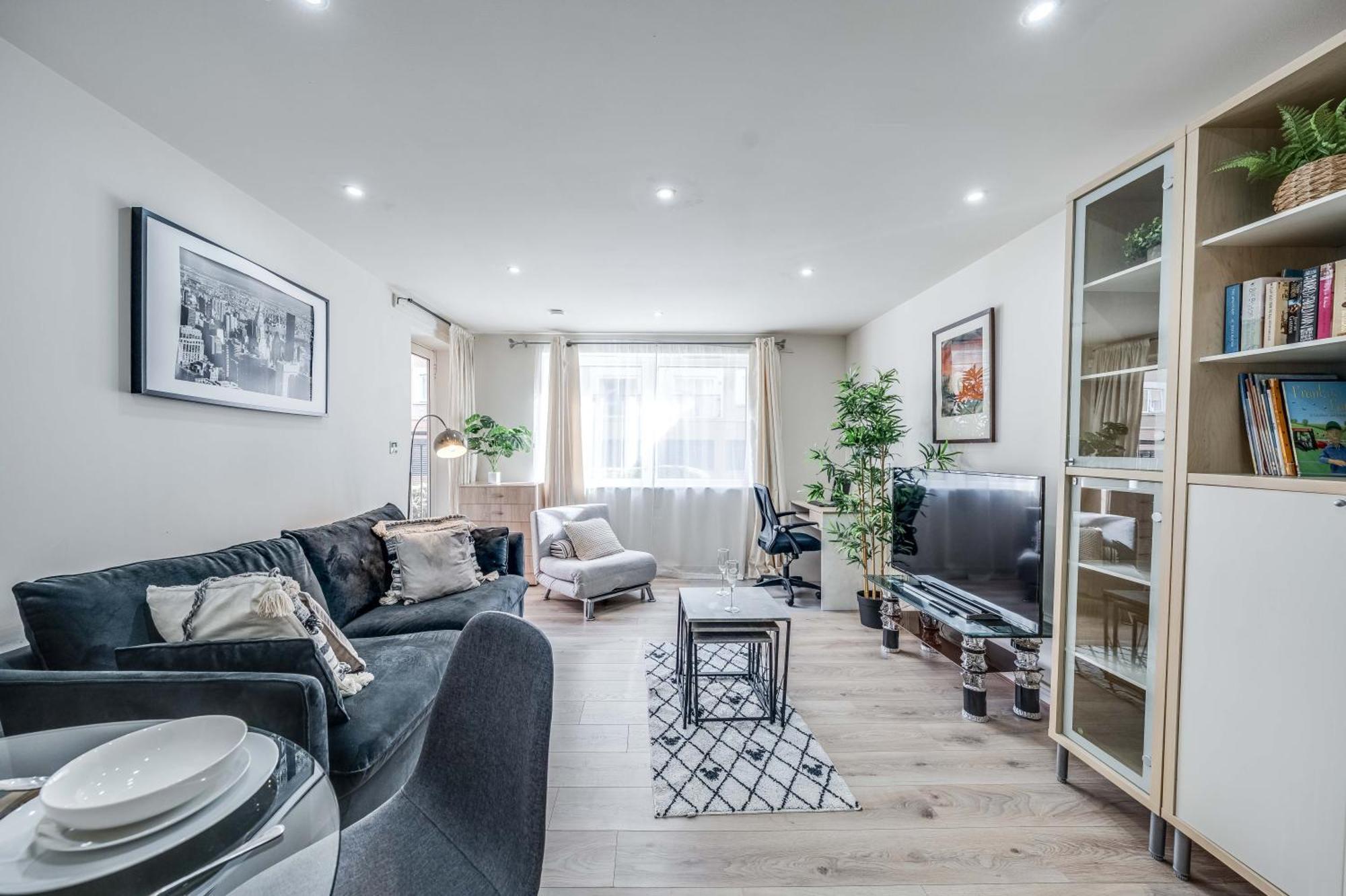 Canary Wharf O2 Excel Flat With Parking & Balcony Apartment London