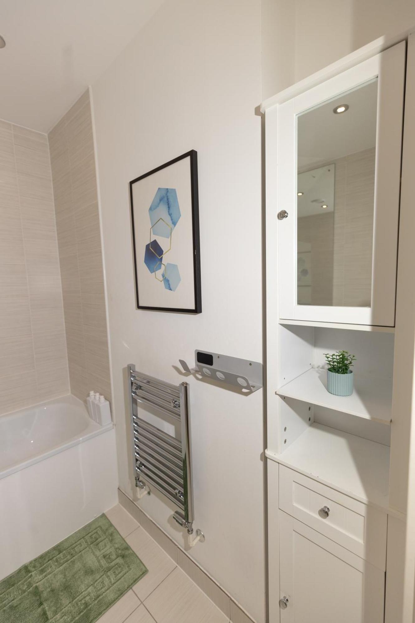 Stylish 3 Bed Near Downtown & Free Parking Leilighet