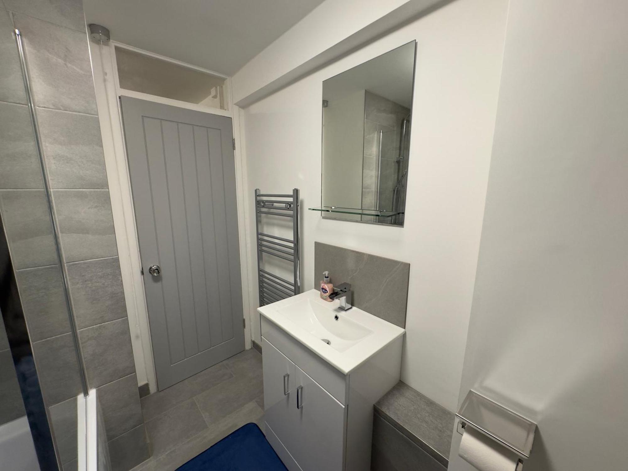 Lägenhet Stylish 2br, Fast Wifi With Balcony
