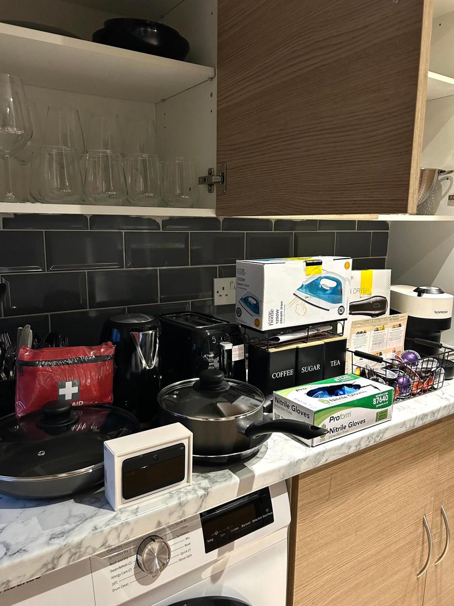 Stratford Centre, 2 Or 3 Bedroom Apartment, Walk To Westfield, Near Station, Sleeps 6 * London