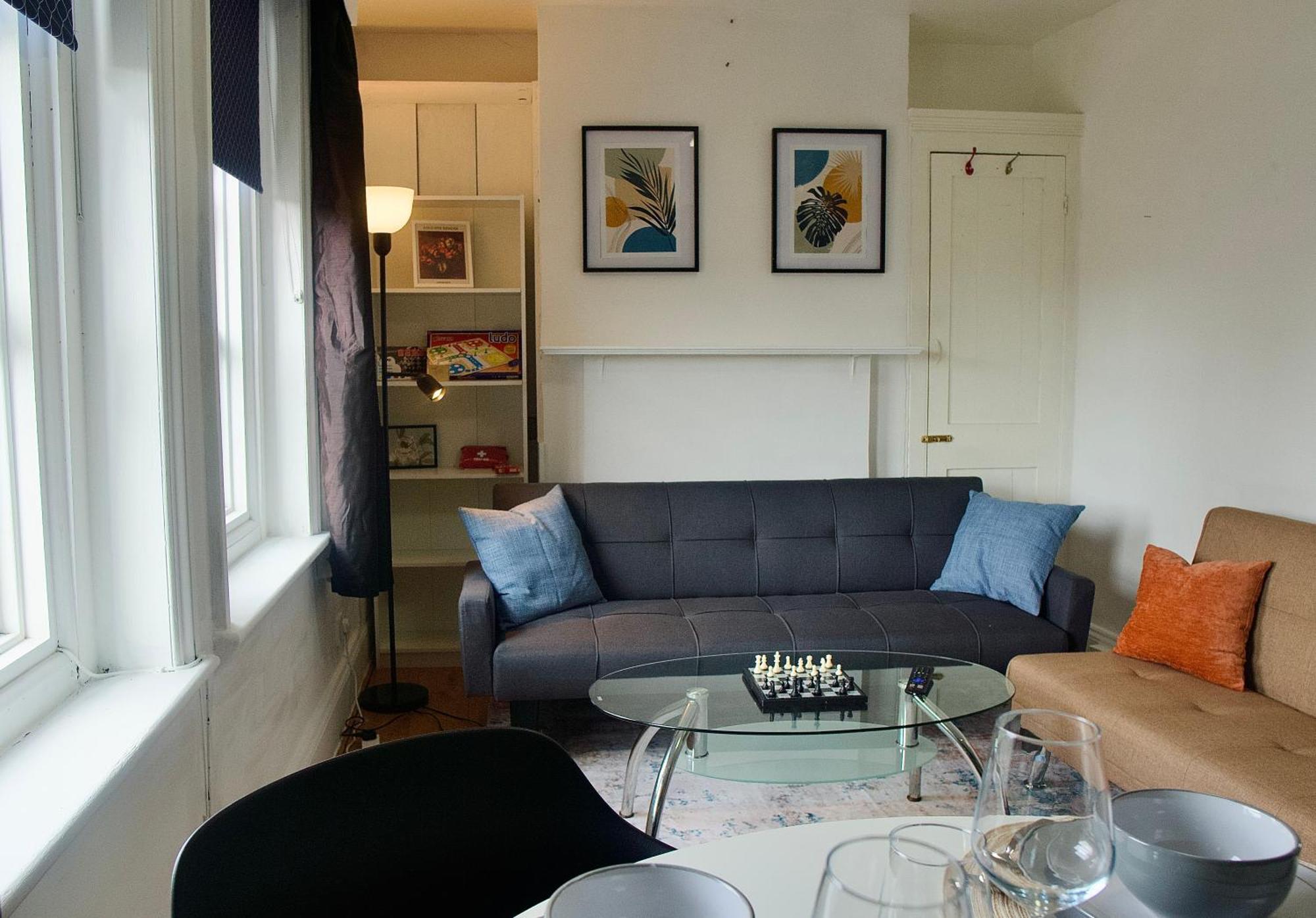 Stratford Centre, 2 Or 3 Bedroom Apartment, Walk To Westfield, Near Station, Sleeps 6 * London