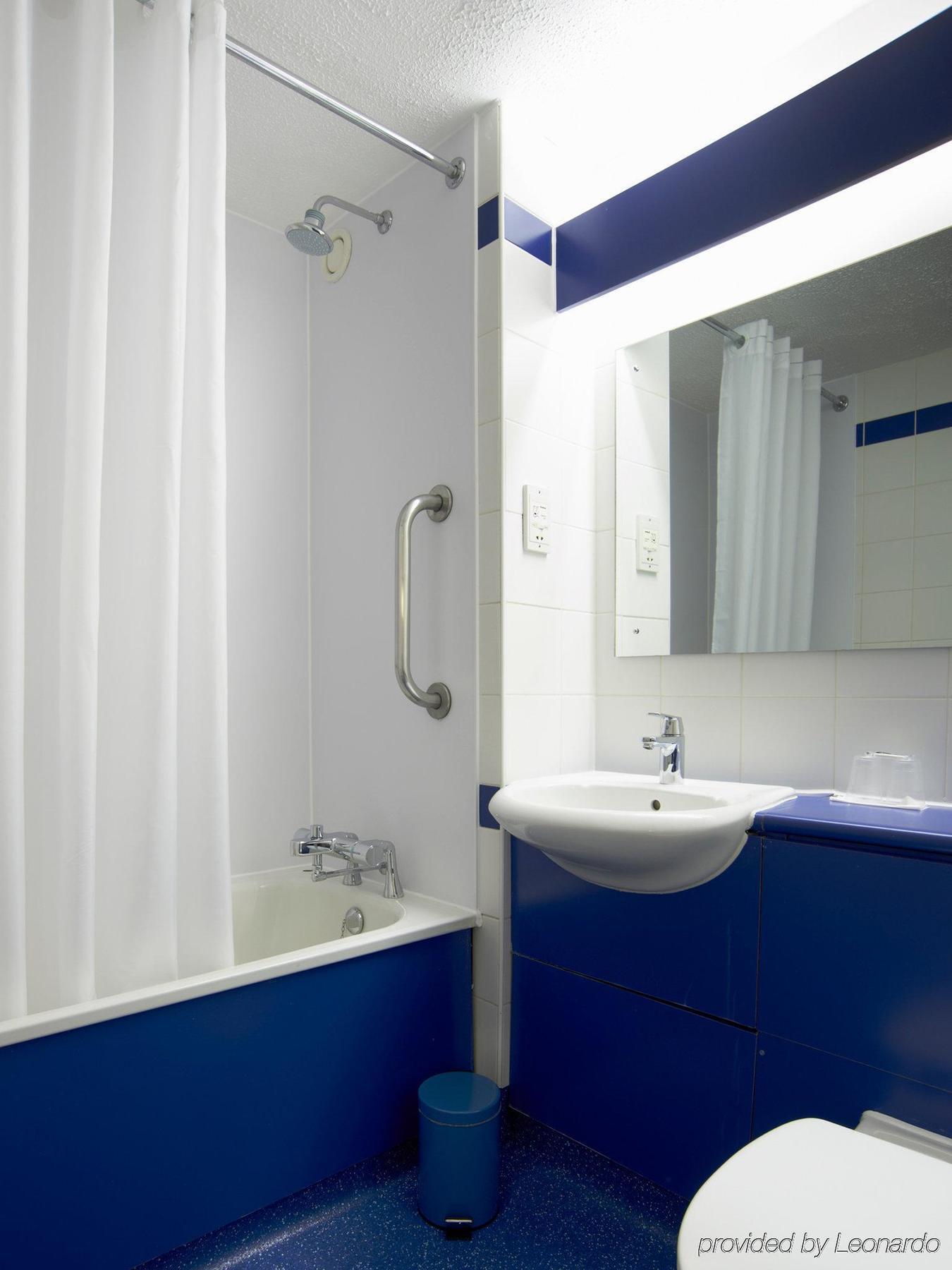 Travelodge City Airport 3*