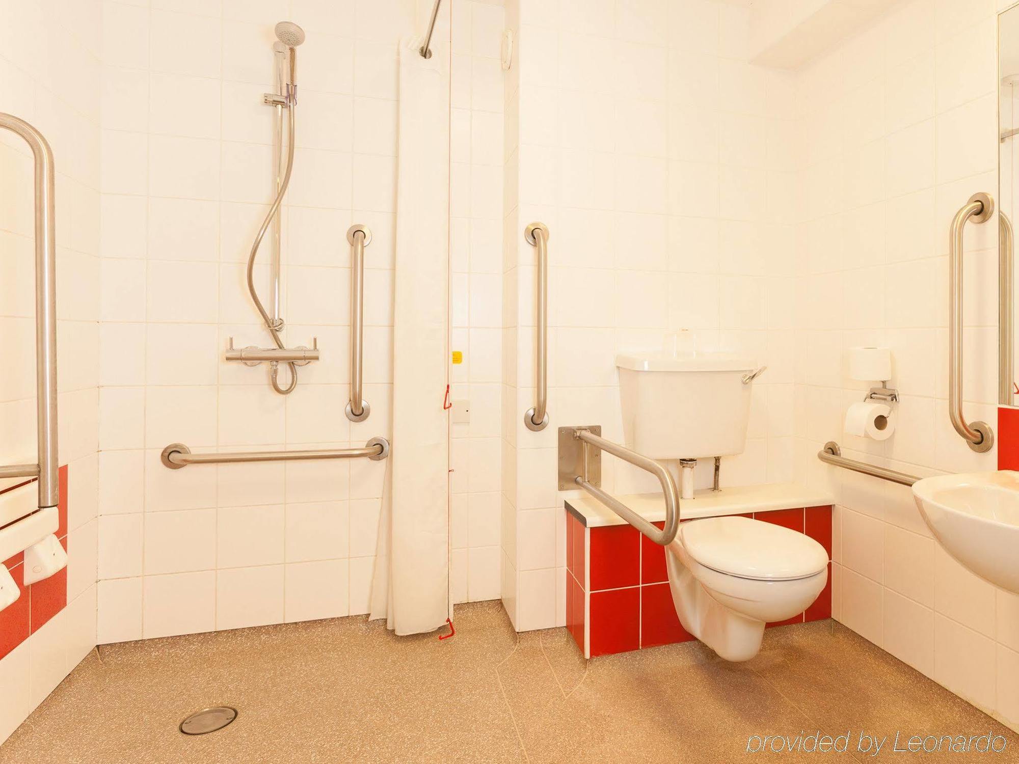 Travelodge Tower Bridge Hotel 3*