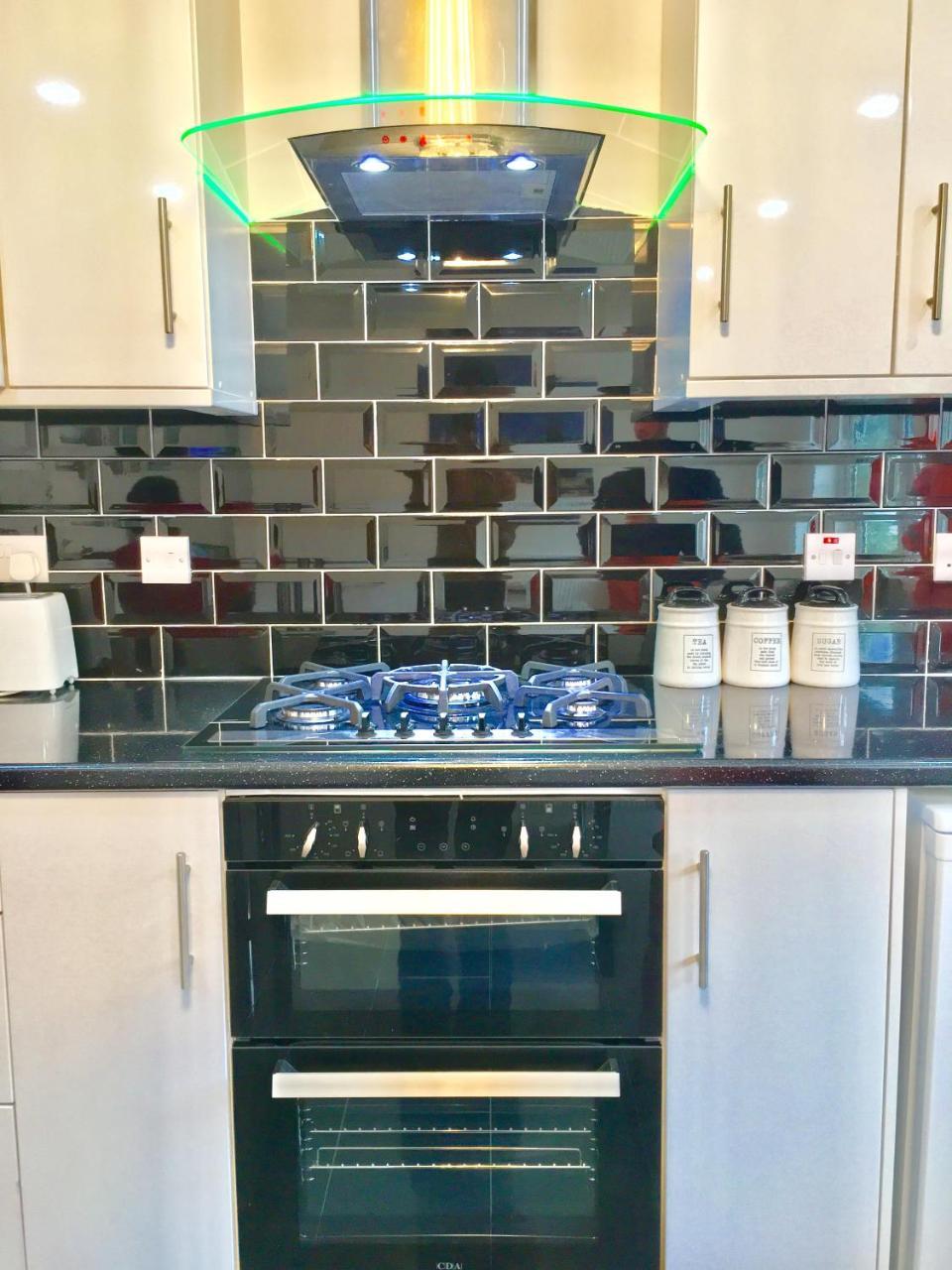 2 Bedroom Apartment, Kitchen, Reception And Private Garden Lejlighed *