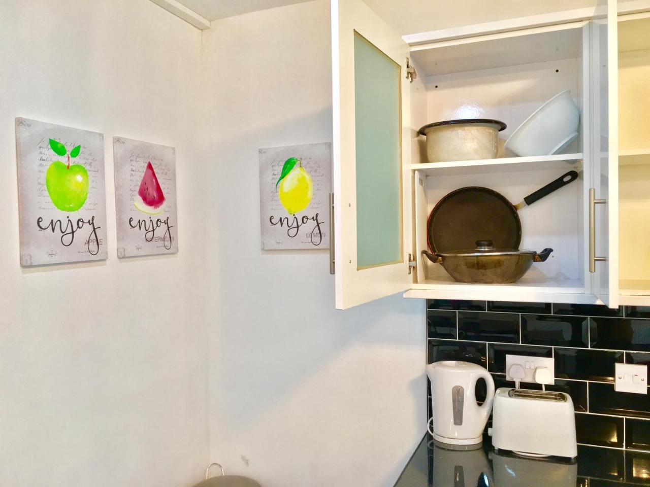 Lejlighed 2 Bedroom Apartment, Kitchen, Reception And Private Garden London