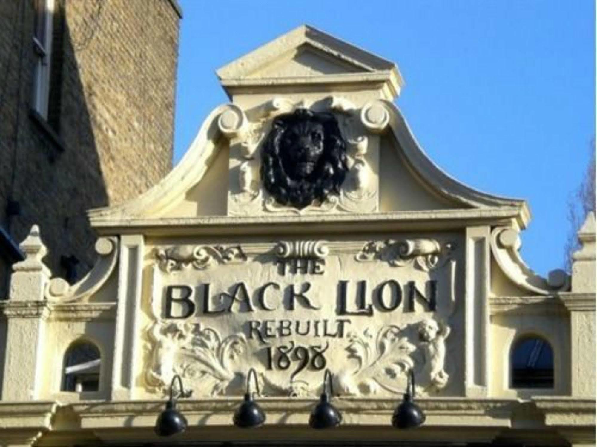 The Black Lion Pub & Boutique Kro
