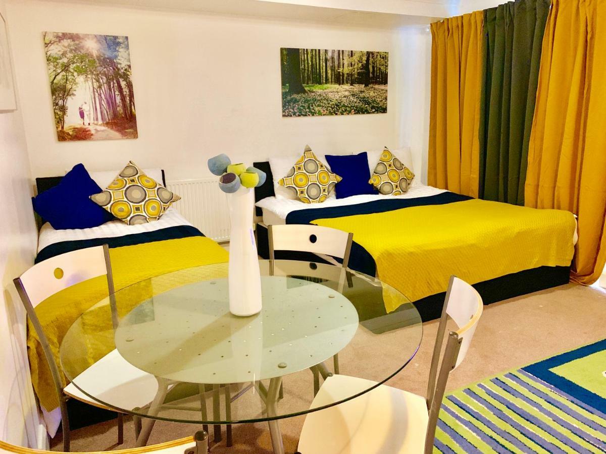 2 Bedrooms Modern Apartment, Full Kitchen, 5 Minutes Tube Station London