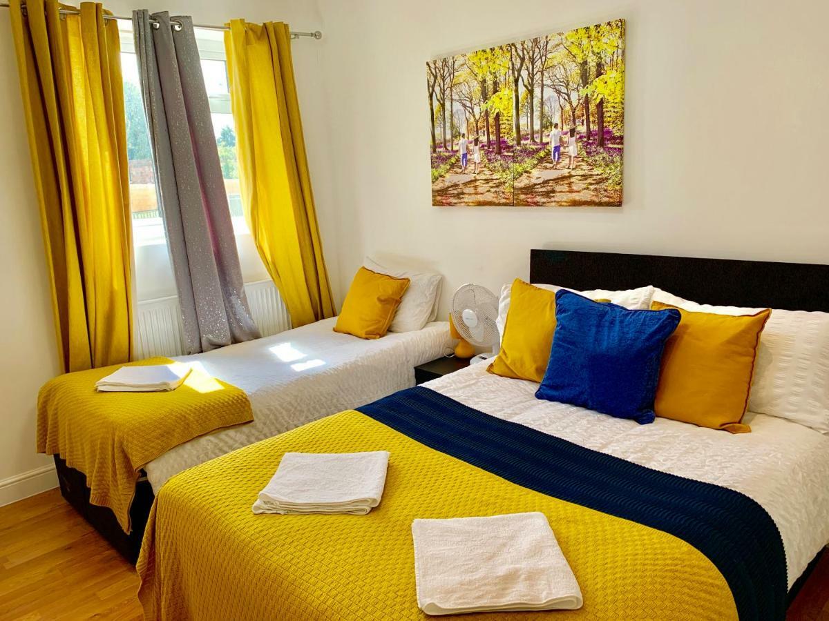 Lejlighed 3 Bedrooms, 3 Baths, Spacious Lounge, Full Kitchen, Garden, Ground Floor, Free Parking *