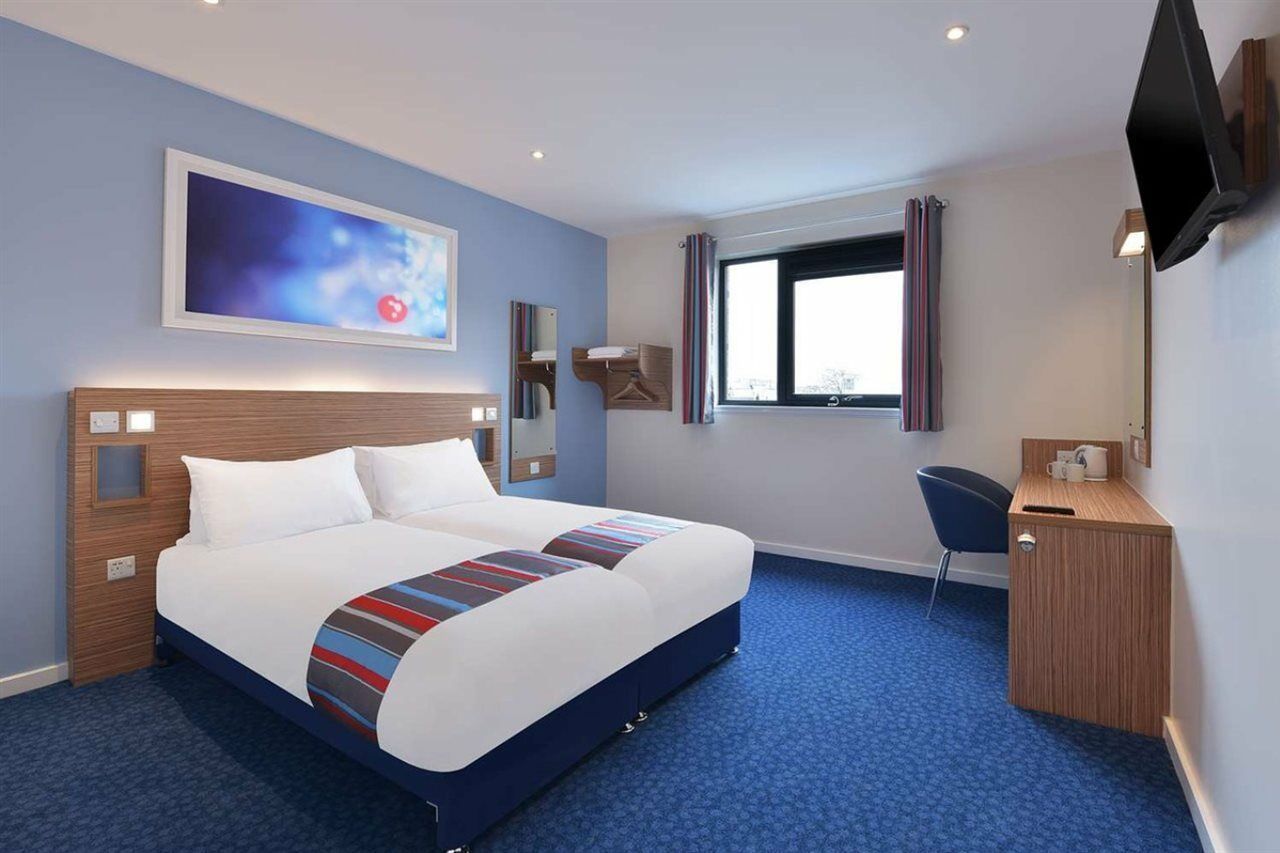 Travelodge City Airport 3*