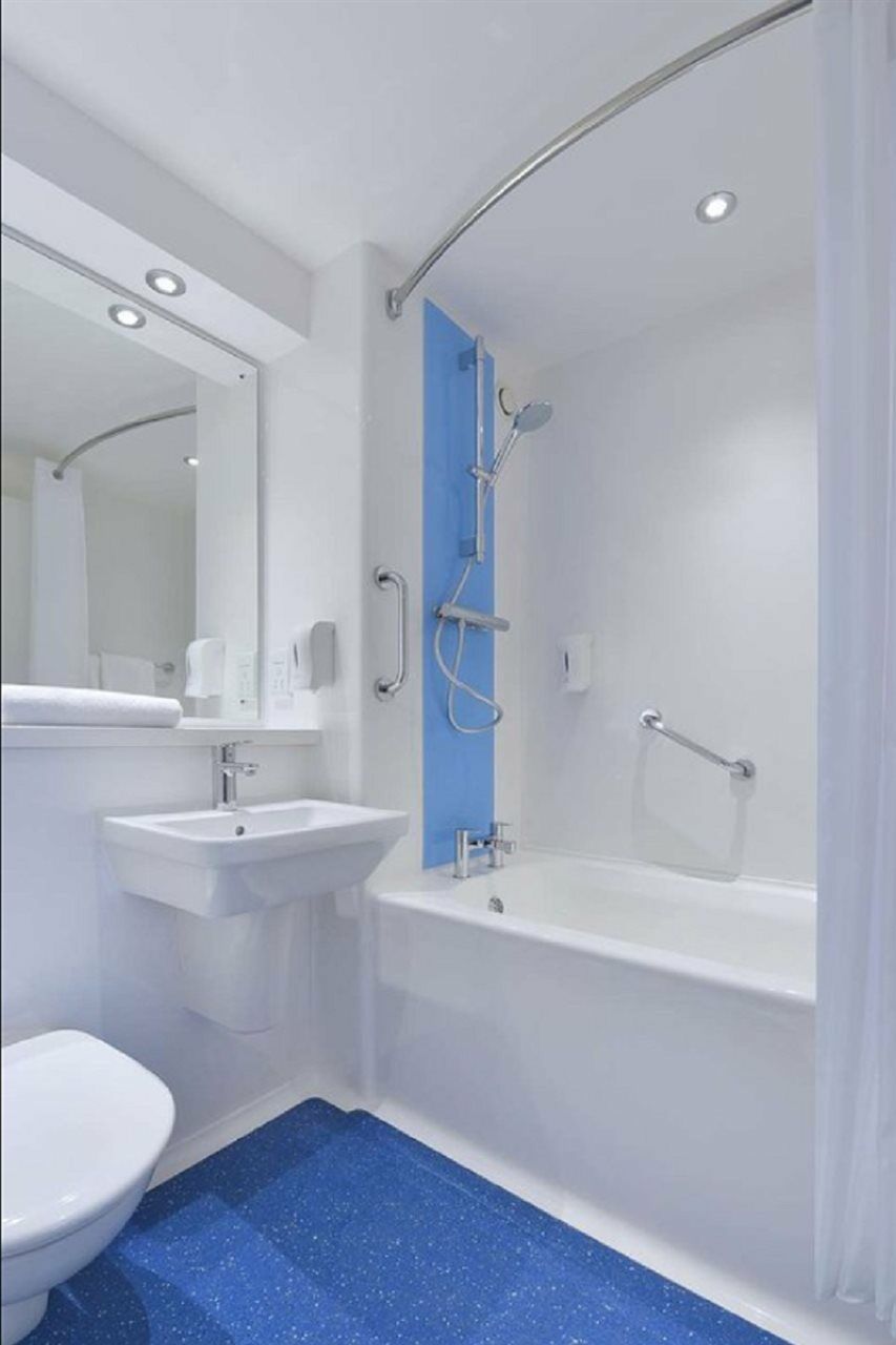 Hotel Travelodge City Airport 3*