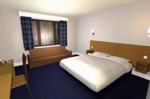 Travelodge City Airport 3*