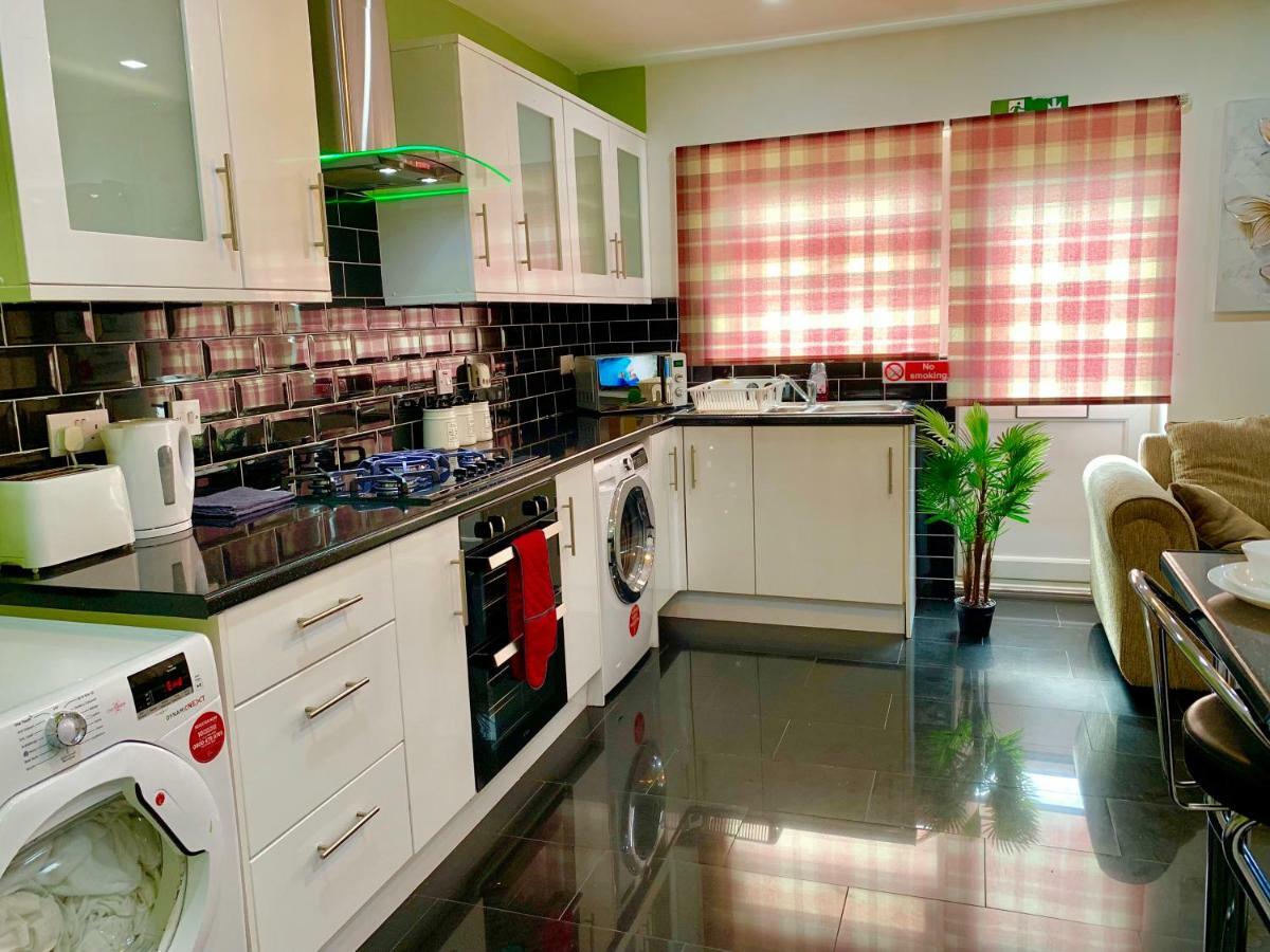 2 Bedroom Apartment, Kitchen, Reception And Private Garden Lejlighed