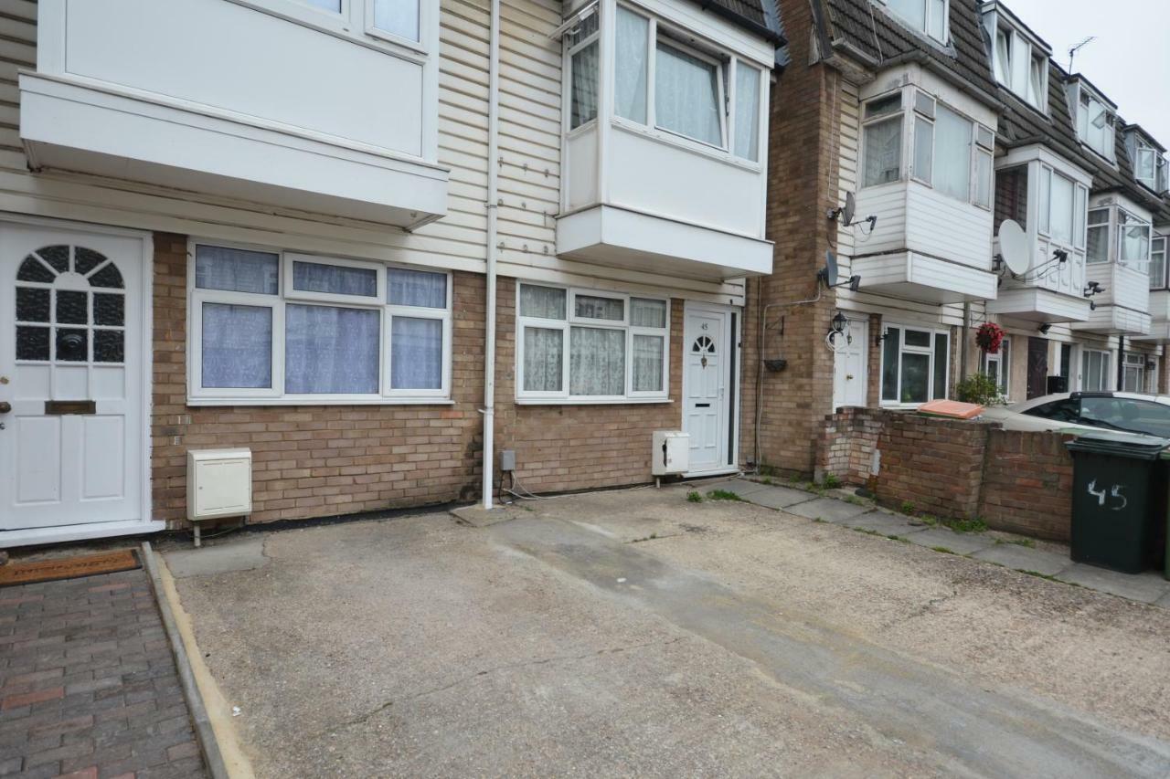 Four Bedroom Townhouse 12 Minutes Walk To Excel Exhibition Centre * Londen