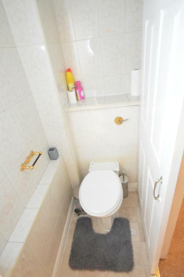 Four Bedroom Townhouse 12 Minutes Walk To Excel Exhibition Centre Londen
