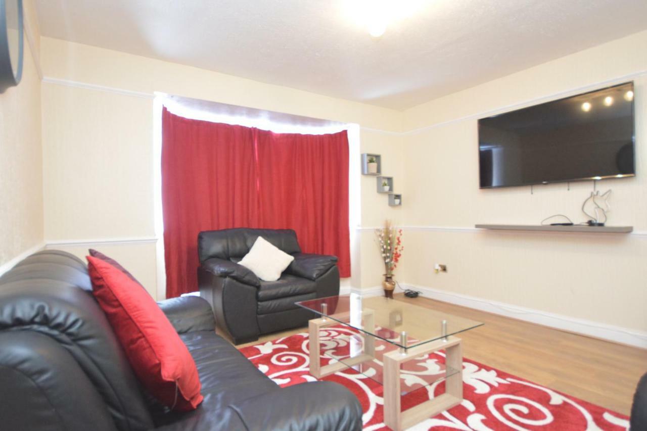 Four Bedroom Townhouse 12 Minutes Walk To Excel Exhibition Centre Londen