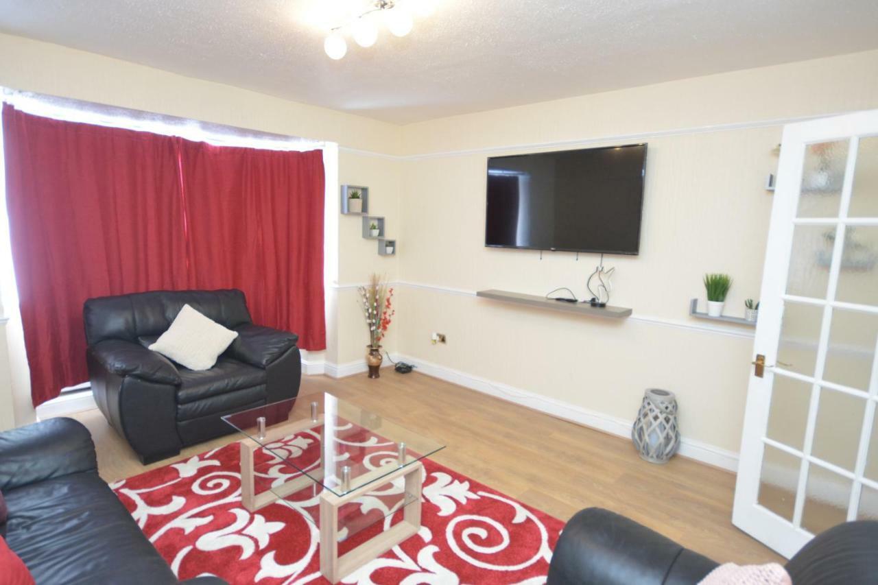 Four Bedroom Townhouse 12 Minutes Walk To Excel Exhibition Centre Londen