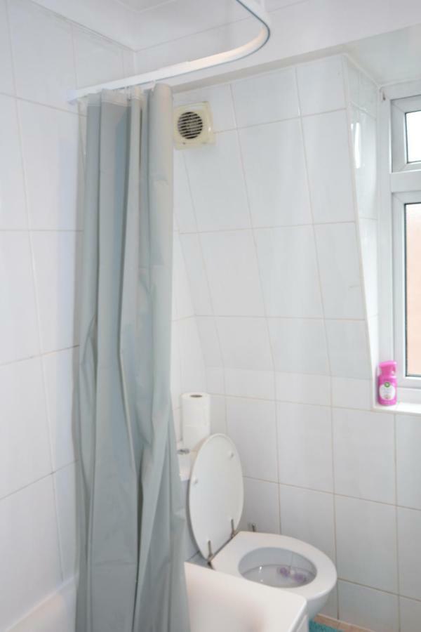 Four Bedroom Townhouse 12 Minutes Walk To Excel Exhibition Centre * Londen