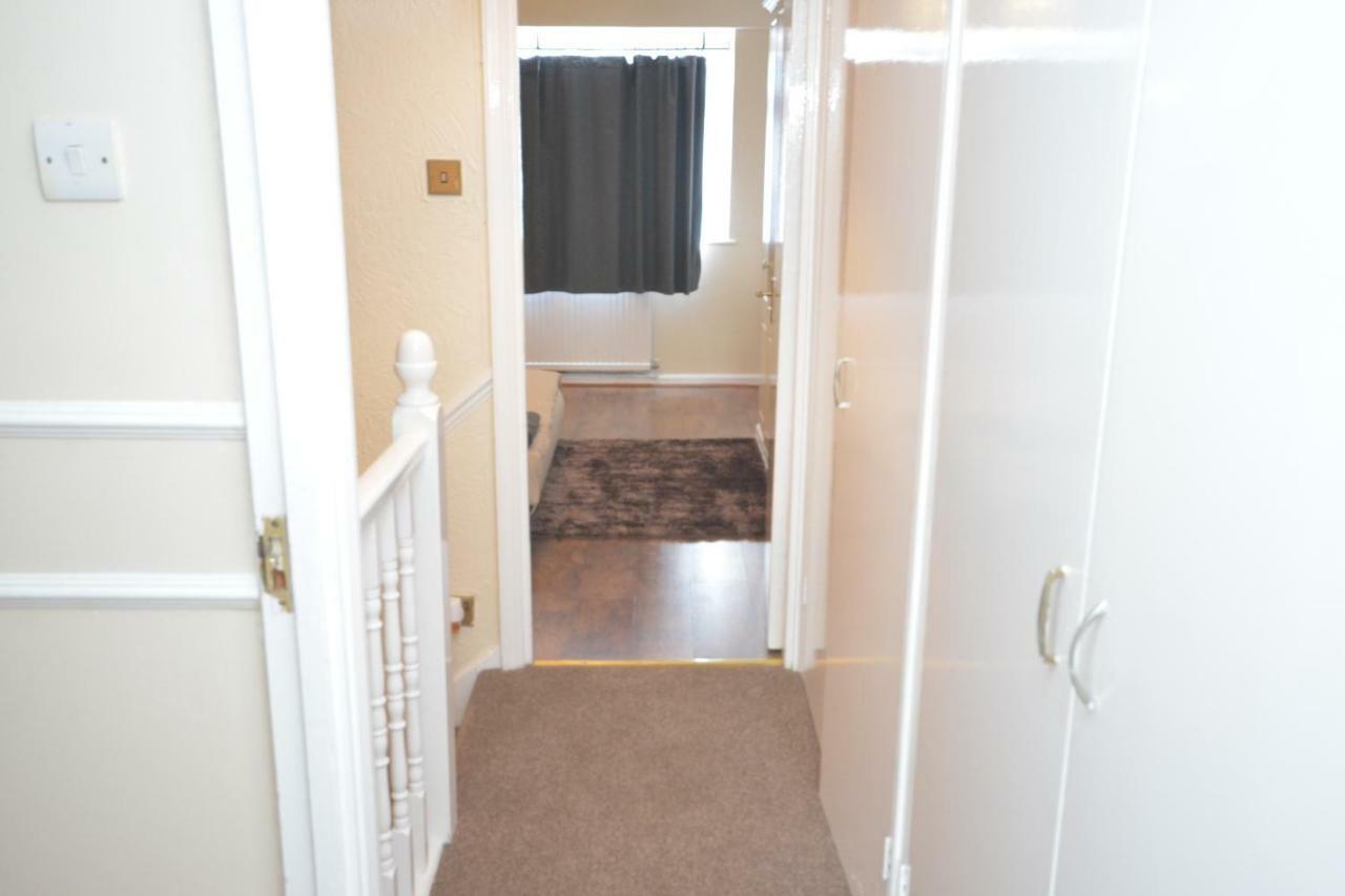 Four Bedroom Townhouse 12 Minutes Walk To Excel Exhibition Centre Vakantiehuis Londen