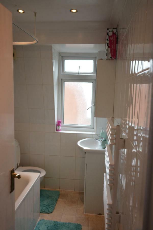 Four Bedroom Townhouse 12 Minutes Walk To Excel Exhibition Centre Londen