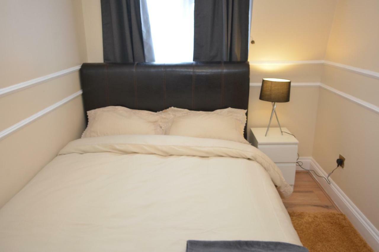 Four Bedroom Townhouse 12 Minutes Walk To Excel Exhibition Centre Londen