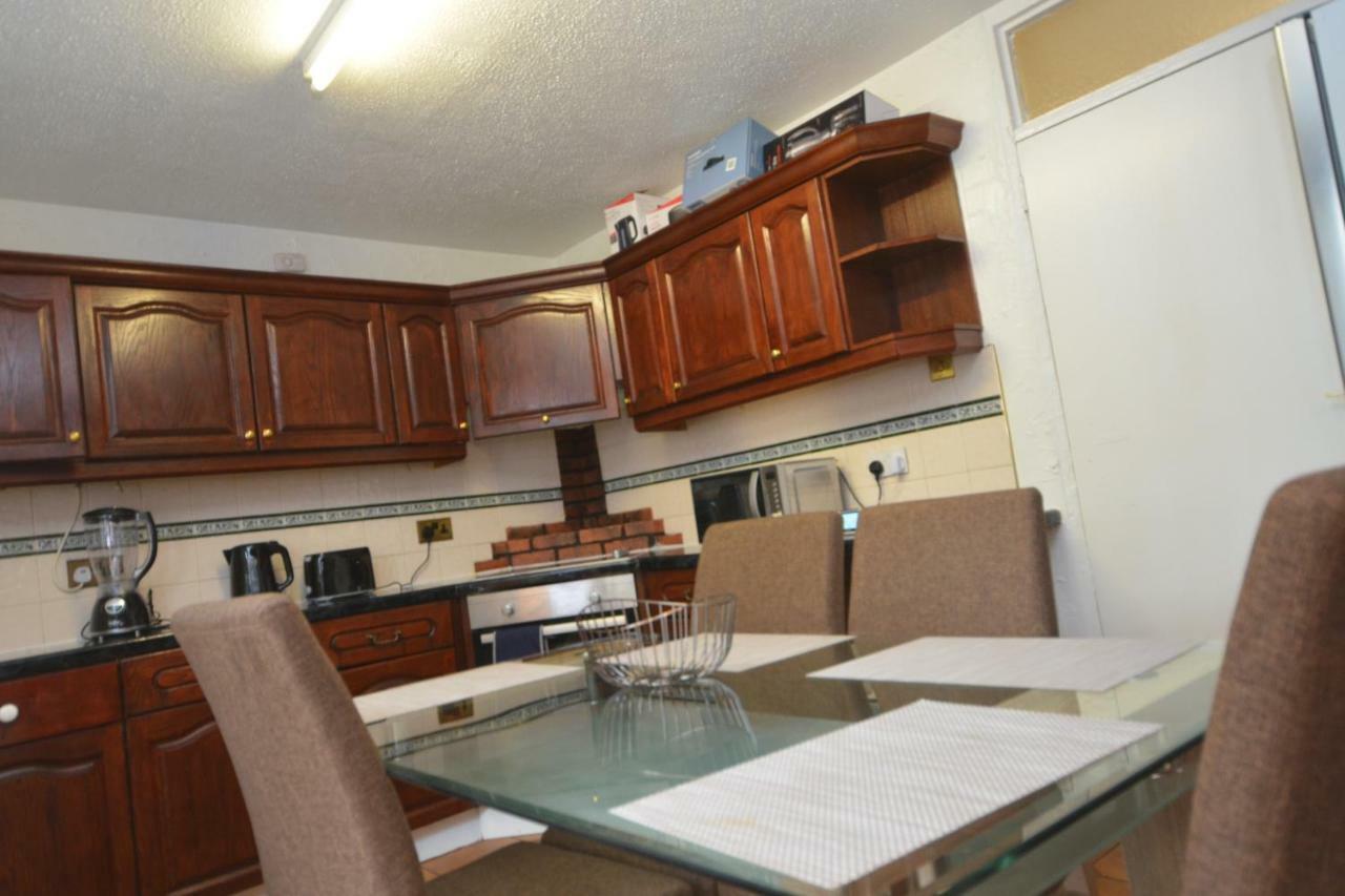 Four Bedroom Townhouse 12 Minutes Walk To Excel Exhibition Centre Vakantiehuis Londen