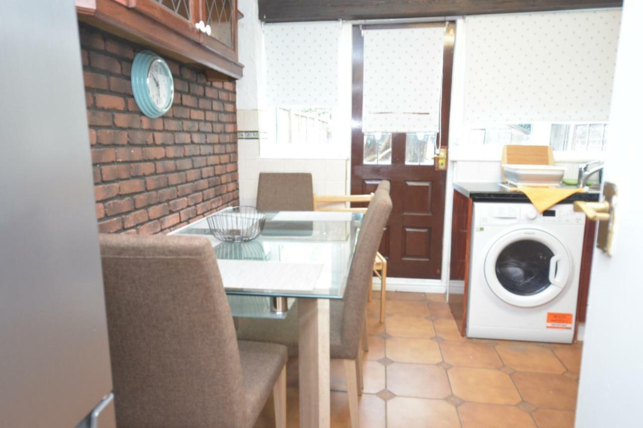 Four Bedroom Townhouse 12 Minutes Walk To Excel Exhibition Centre Londen