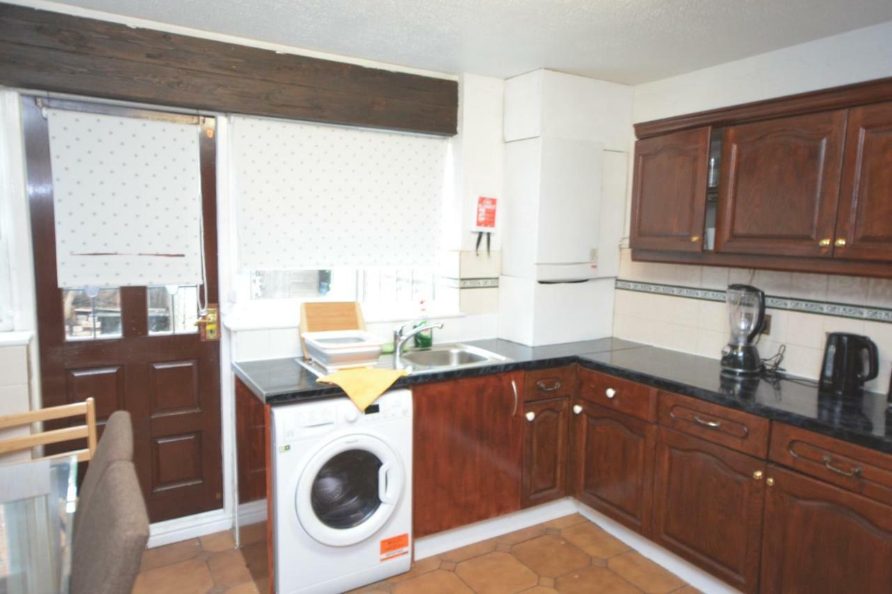 Four Bedroom Townhouse 12 Minutes Walk To Excel Exhibition Centre * Londen