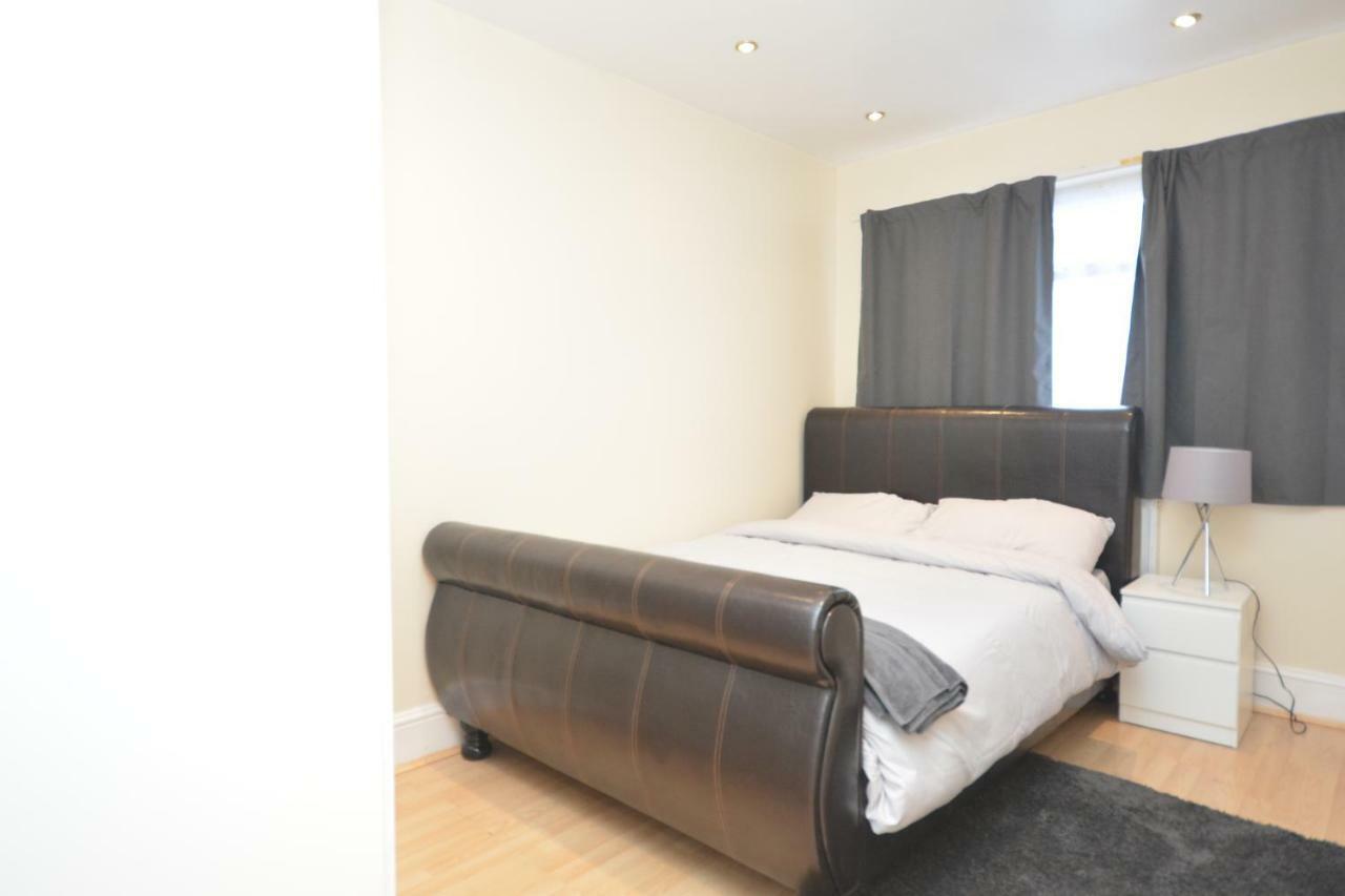 Four Bedroom Townhouse 12 Minutes Walk To Excel Exhibition Centre * Londen
