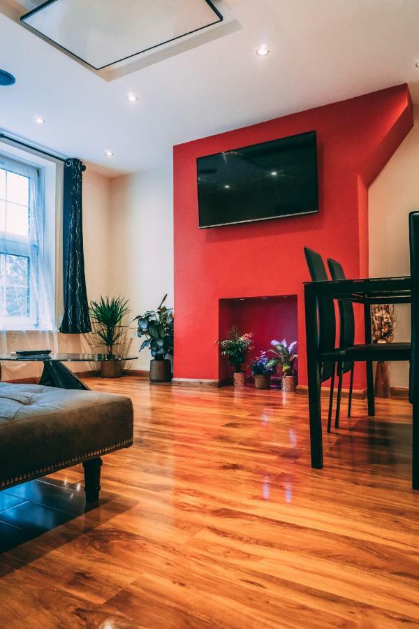 Quality Stay,2 Bed Near The Centre, 2min Walk From Metro Station Lägenhet