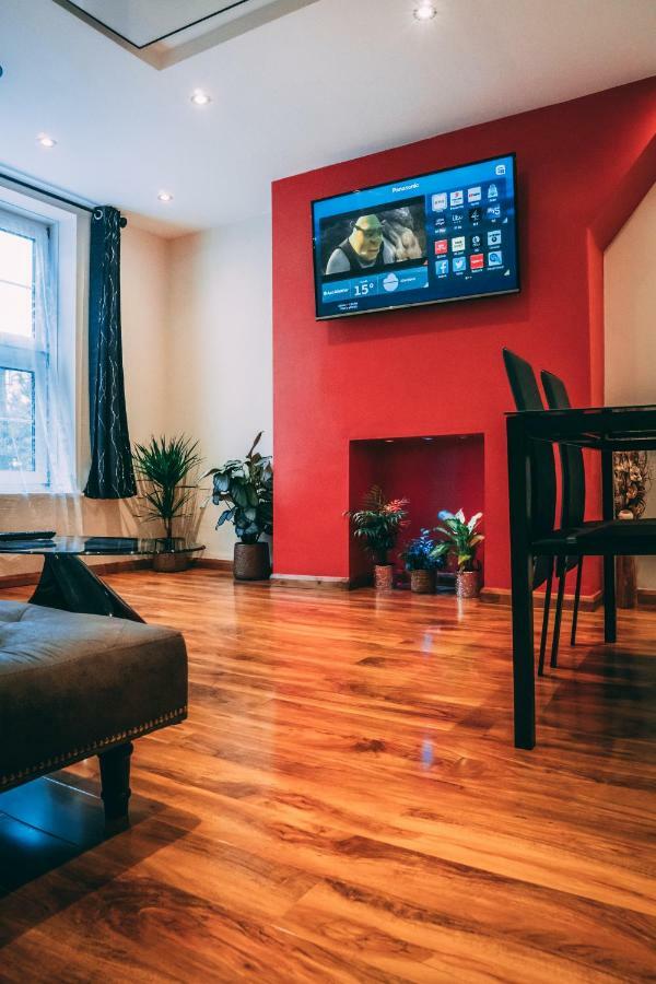 Lägenhet Quality Stay,2 Bed Near The Centre, 2min Walk From Metro Station