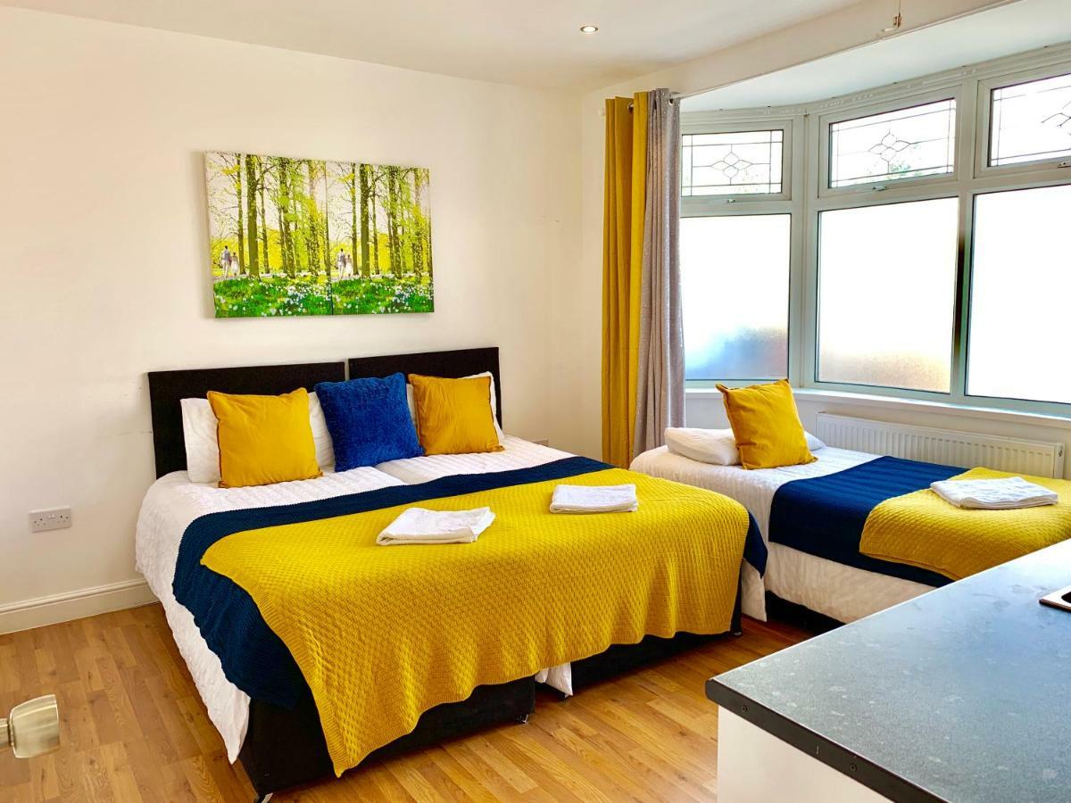4 Bedrooms, 3 Baths, Full Kitchen And Lounge, Garden, Free Parking Lejlighed *