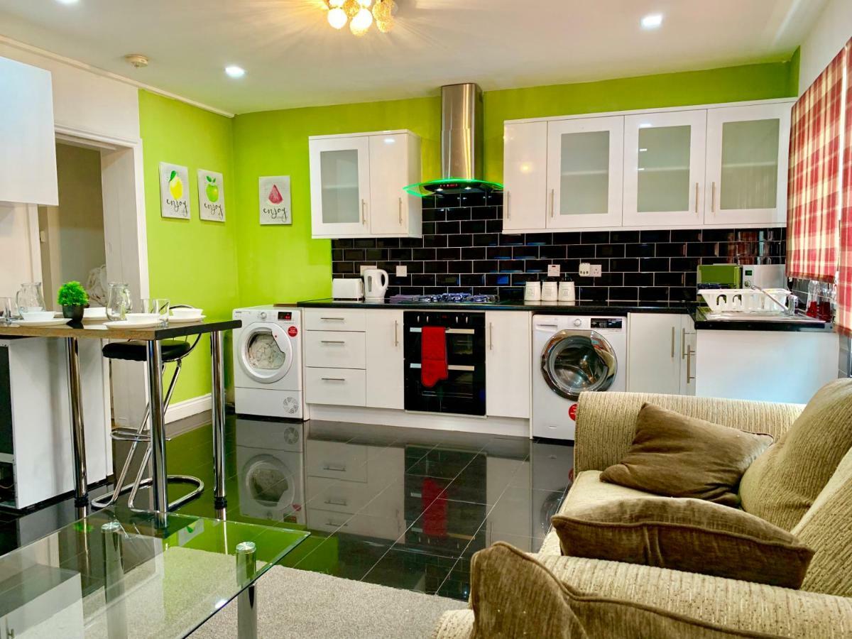 2 Bedroom Apartment, Kitchen, Reception And Private Garden Lejlighed *