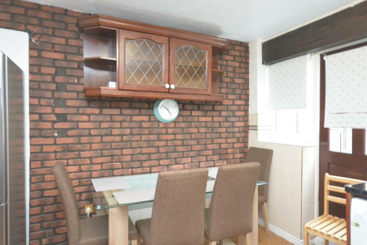 Four Bedroom Townhouse 12 Minutes Walk To Excel Exhibition Centre Vakantiehuis Londen