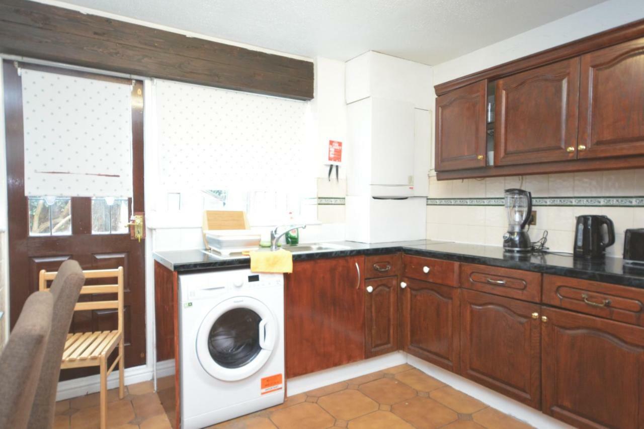 Four Bedroom Townhouse 12 Minutes Walk To Excel Exhibition Centre * Londen