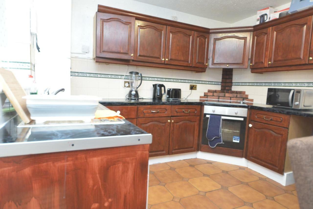 Four Bedroom Townhouse 12 Minutes Walk To Excel Exhibition Centre Londen