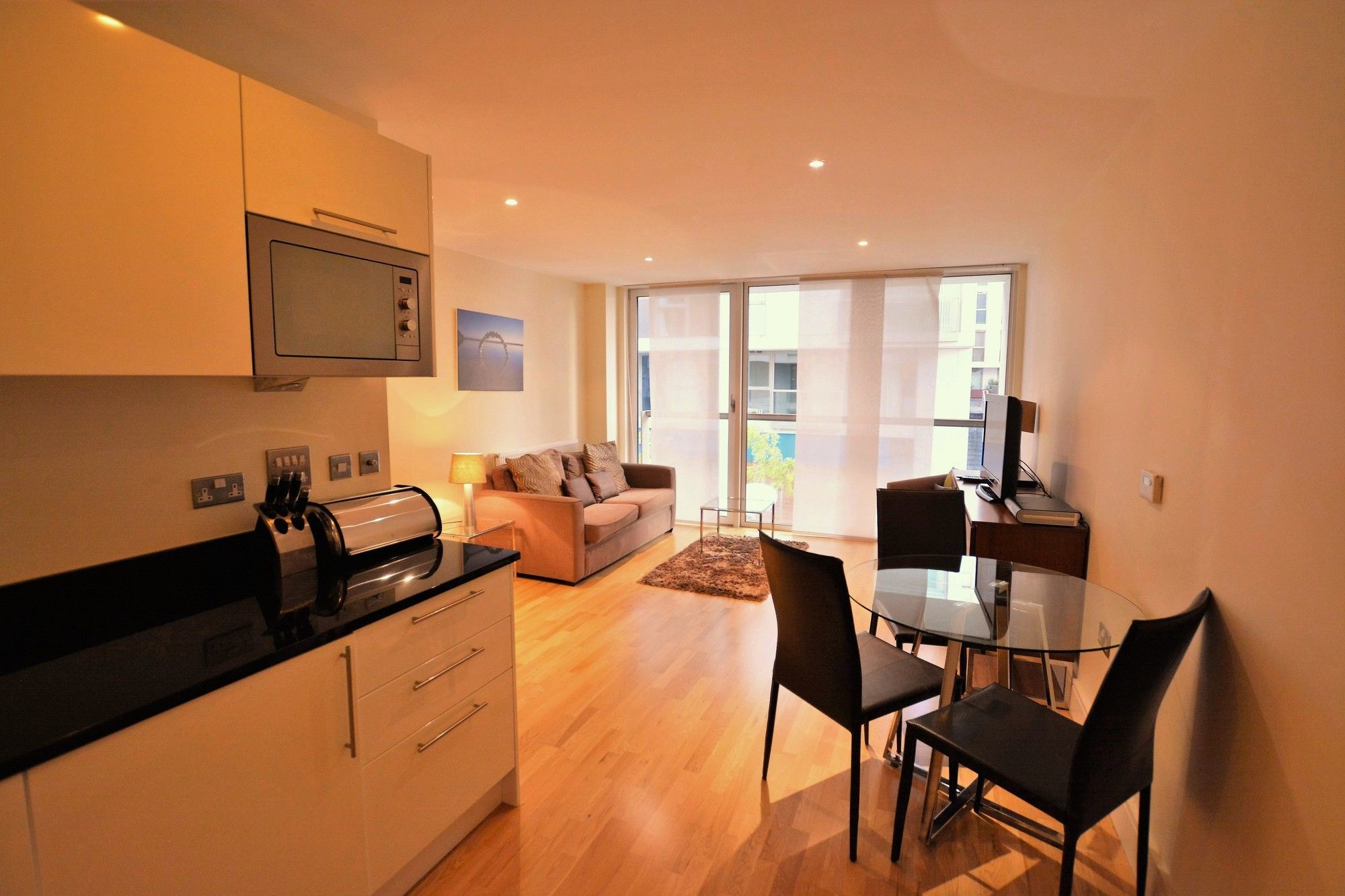 Zen - Airport Apartment London