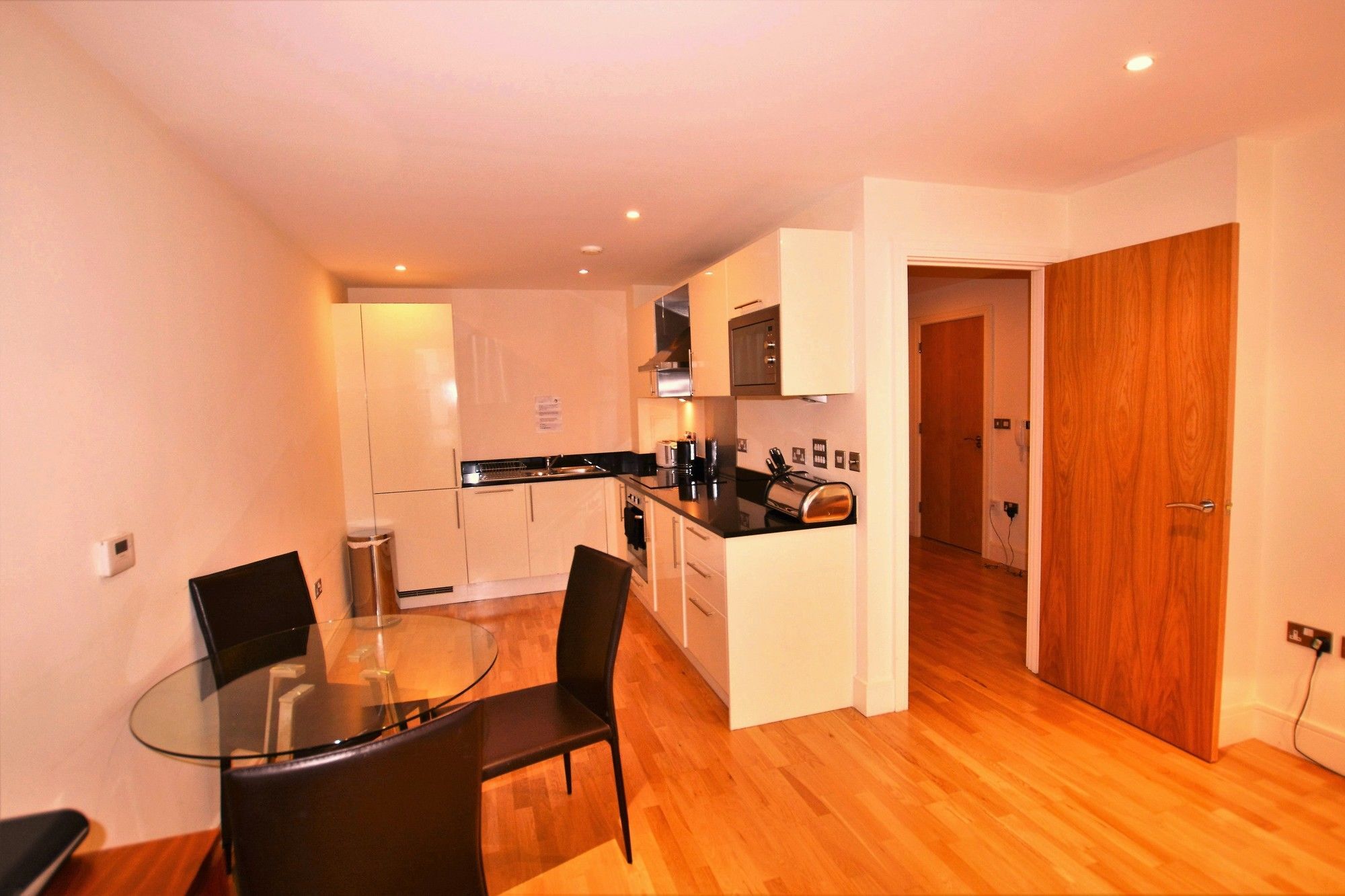 Zen - Airport Apartment London