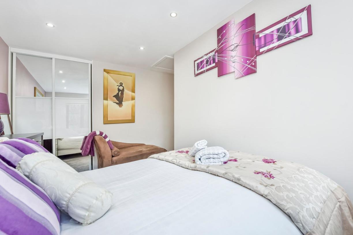 Docklands Stay, In Modern Spacious House - Near Excel Centre, Airport, Uel,sleeps 2 London