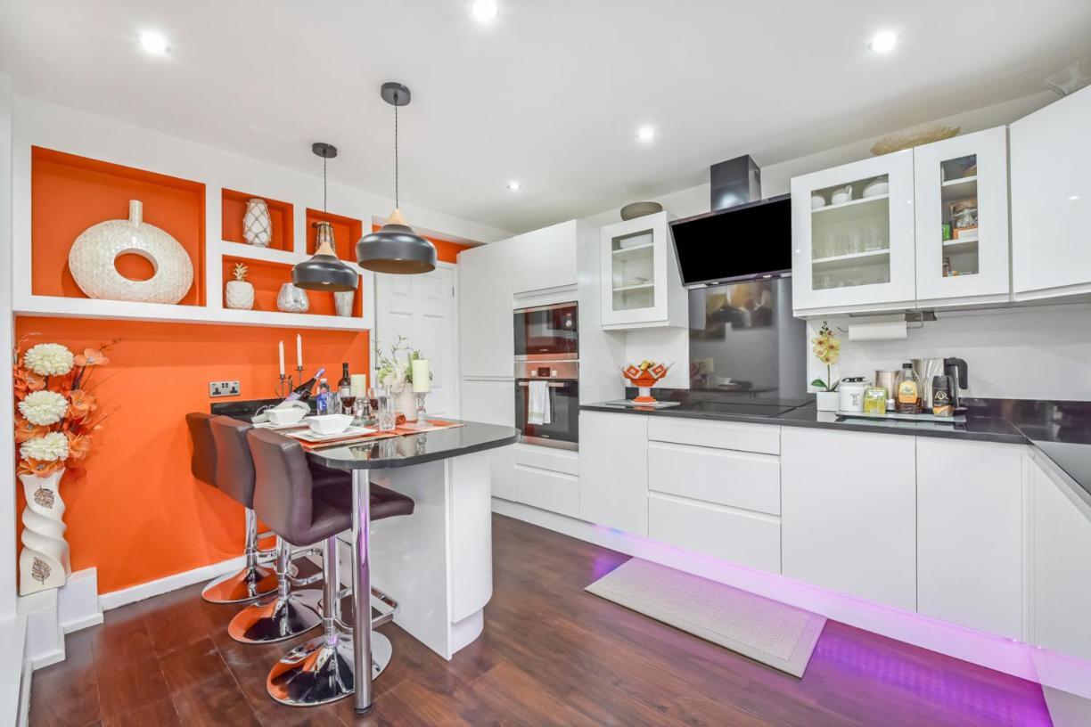 Docklands Stay, In Modern Spacious House - Near Excel Centre, Airport, Uel,sleeps 2 Homestay