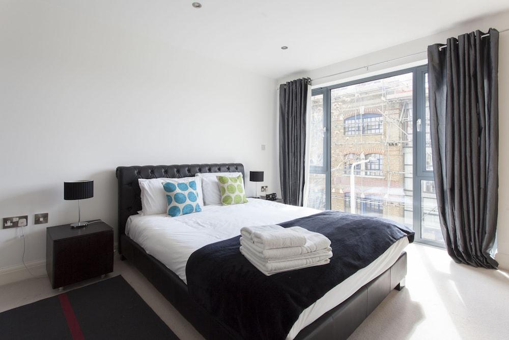 Apartment Bridge In Southwark *