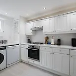 Stylish Sloane Square Home Close To Victoria By Underthedoormat
