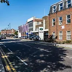 South Woodford 2 Bed En-Suite House