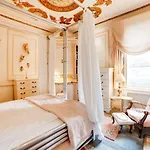 Oyo London Lodge