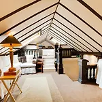 Oyo London Lodge