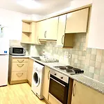 Central London 2 Bedrooms, Seperate Recption, Full Kitchen, Free Parking