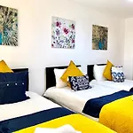 Central London 2 Bedrooms, Seperate Recption, Full Kitchen, Free Parking