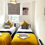 Central London 2 Bedrooms, Seperate Recption, Full Kitchen, Free Parking