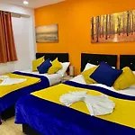 4 Bedrooms, 3 Baths, Full Kitchen And Lounge, Garden, Free Parking