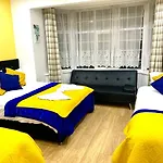 4 Bedrooms, 3 Baths, Full Kitchen And Lounge, Garden, Free Parking